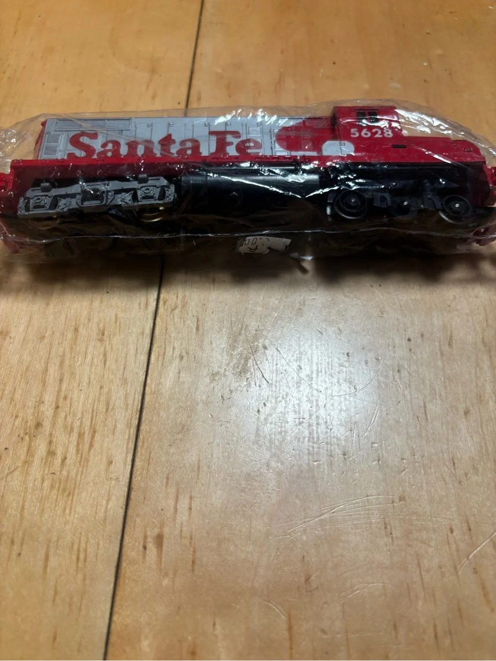 Vintage HO scale Tyco Santa Fe #5628 GP20 Diesel locomotive - red
